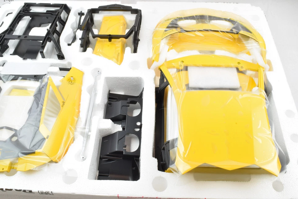 Pocher Giallo Orion Lamborghini Aventador LP 700-4 1/8 Model Car Kit HK119 - Image 4 of 4
