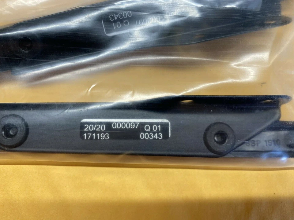 JUEGO SOPORTES DEFLECTOR VIENTO TAPA MALETERO BMW Z4 E85 E86 03-08, P# 54.34 - 7 117 751 Foto 2 de 4