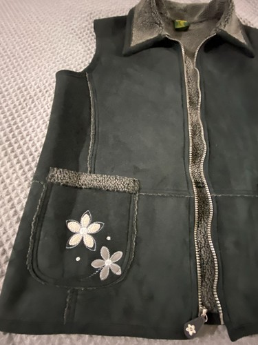 Cabelas Womens Suede Vest Full Zip Sherpa Lined Black Flower Pockets Size XL - Picture 5 of 10