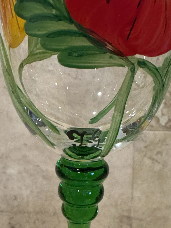"Copa de vino de cristal firmada Royal Danube flores pintadas a mano, Rumania, 8,5"" de alto" Foto 3 de 4