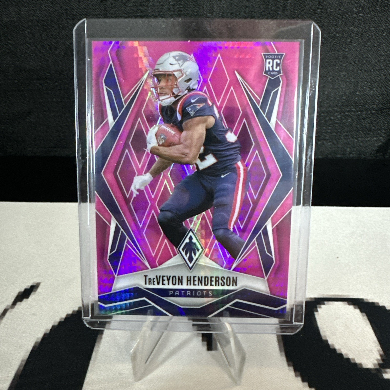 2025 Panini Phoenix - Rookies TreVeyon Henderson #187 Pink Hyper /299 (RC)