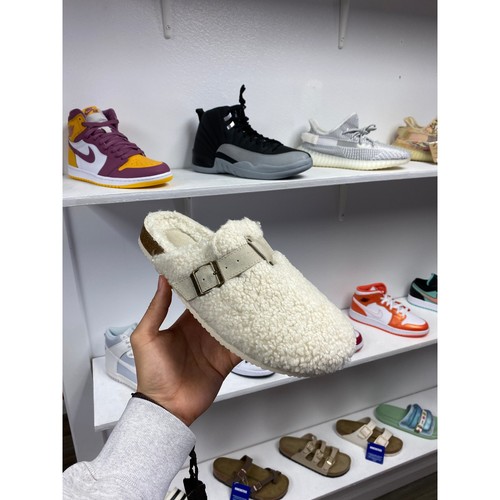 American Eagle Outfitters Slippers