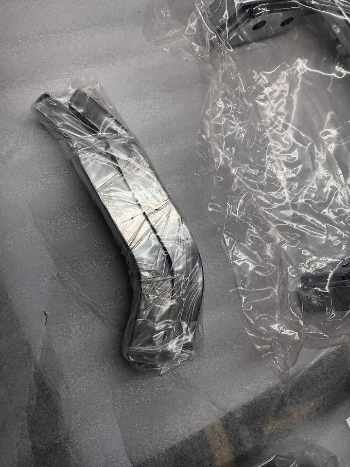 NUEVO EN STOCK SUZUKI OEM CARRIER ASSY INTRUDER VS700 VS1400 BARRA DE AGARRE DE ASIENTO TRASERO Foto 3 de 4