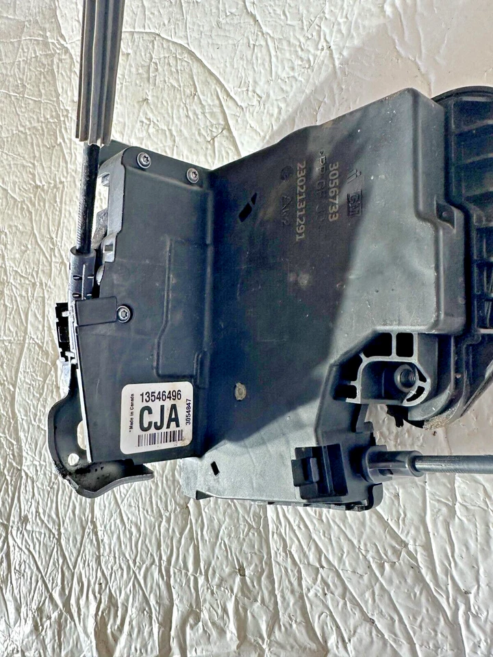 2024 GMC Sierra 2500 HD Right Front Driver Door Latch Assembly GM 13546496 + - Image 3 of 4