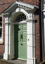 PHOTO  DETAIL OF 15 CORVE STREET LUDLOW FINE LATE C18TH DORIC DOORCASE WITH A PR