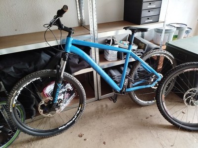Zwei Fahrräder Ghost Und Spazialized 
