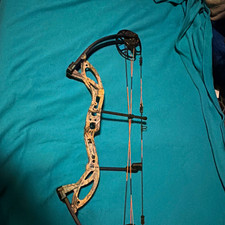 Bear Cruzer G2 Right Hand Compound Bow Camo w/ Sight 5-70lb 12-30in