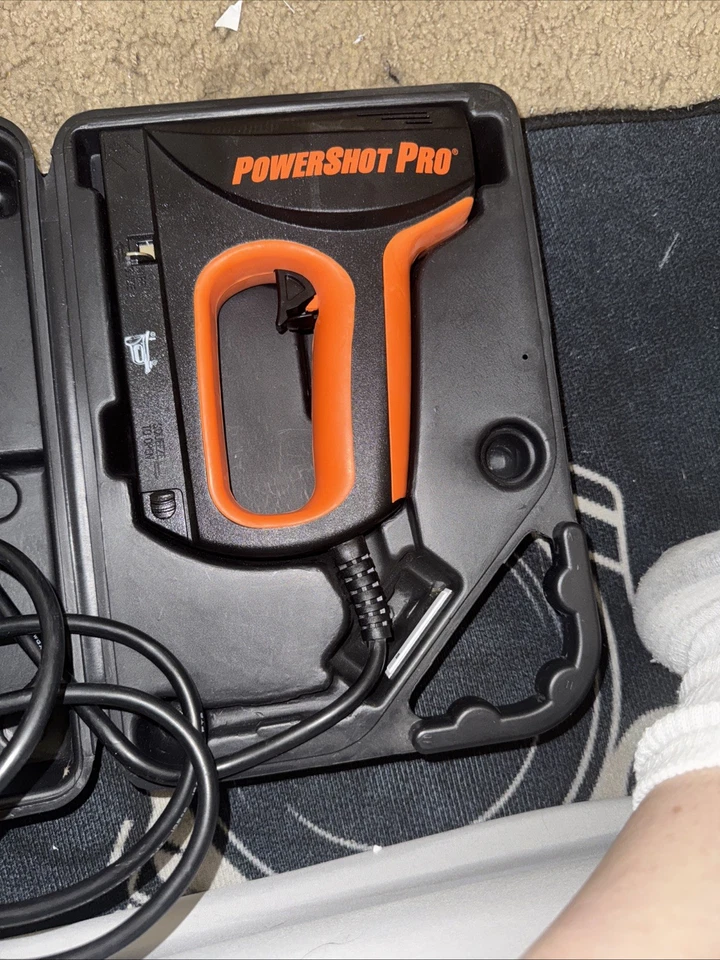Pistola de clavos eléctrica Powershot Pro 9100 resistente negra y naranja con estuche Foto 2 de 4