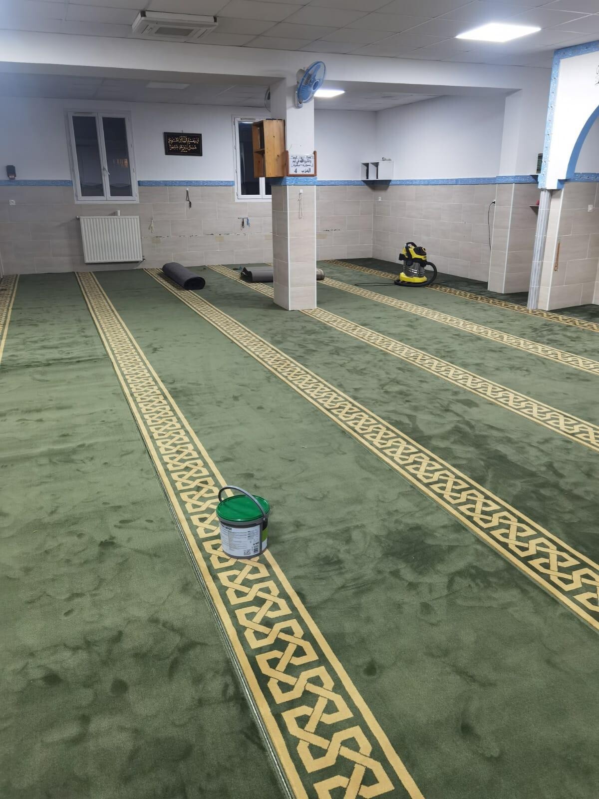 Tapis de mosquée rouge pour aménager un coin prière apaisant à la maison en famille