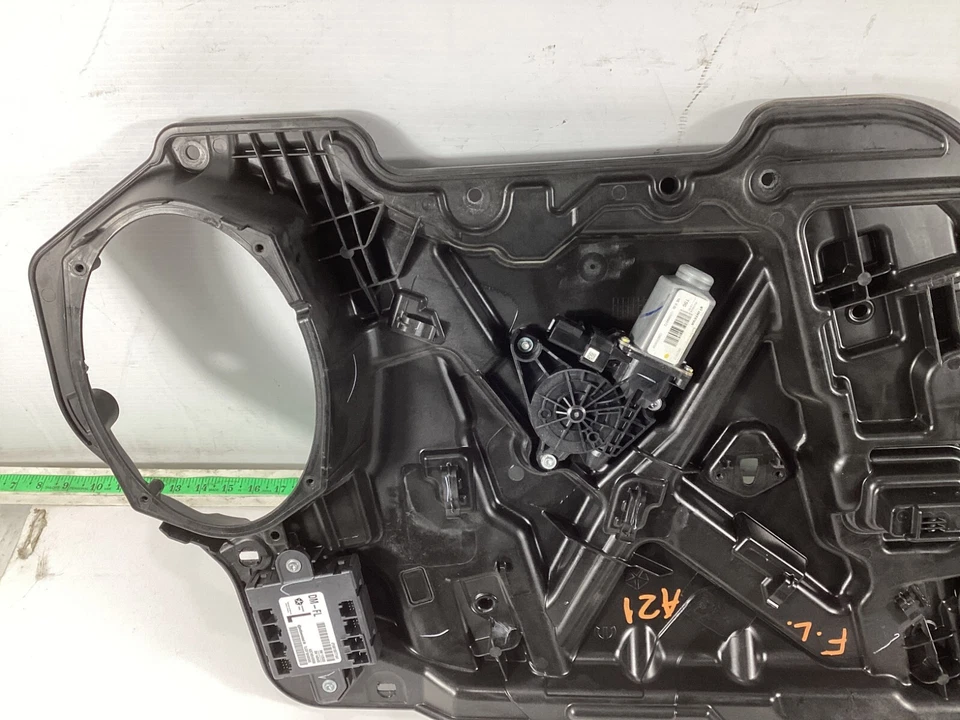 Dodge Charger 2011-2023 regulador de ventana de puerta delantera izquierda y placa portadora OEM. Foto 4 de 4