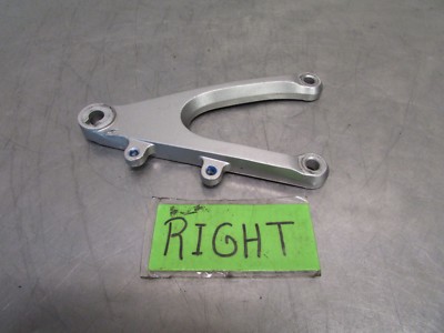 222 H YAMAHA YZF  R1 C 2005 OEM  FRONT RIGHT FOOT PEG BRACKET