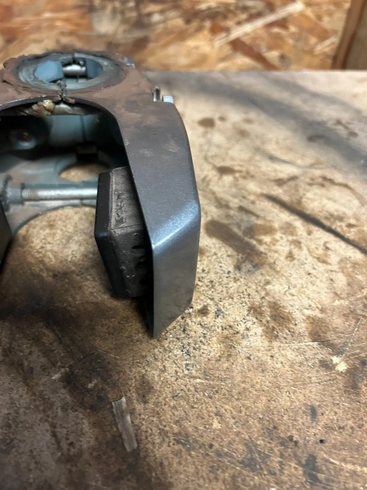 1990 Mariner 30HP ELO 2-Stroke Outboard Lower Mount Housing Set OEM 84842M - Image 3 of 4