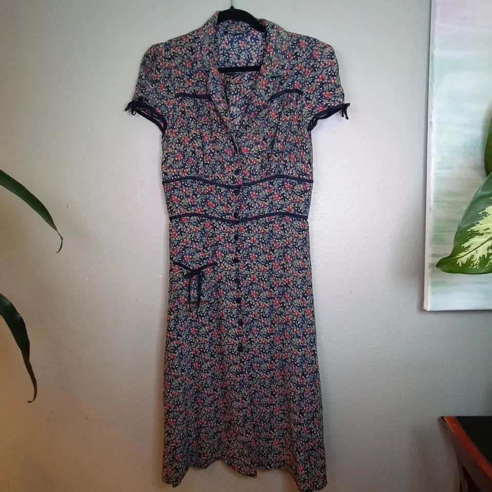 Vestido corpiño plisado manga abullonada con botones ribete en contraste de seda Betsey Johnson Foto 3 de 4