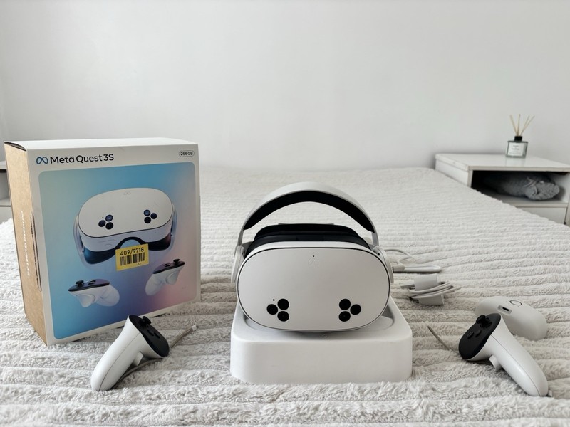 Meta Quest 3S 256GB + Controllers + Battery Head Strap + box
