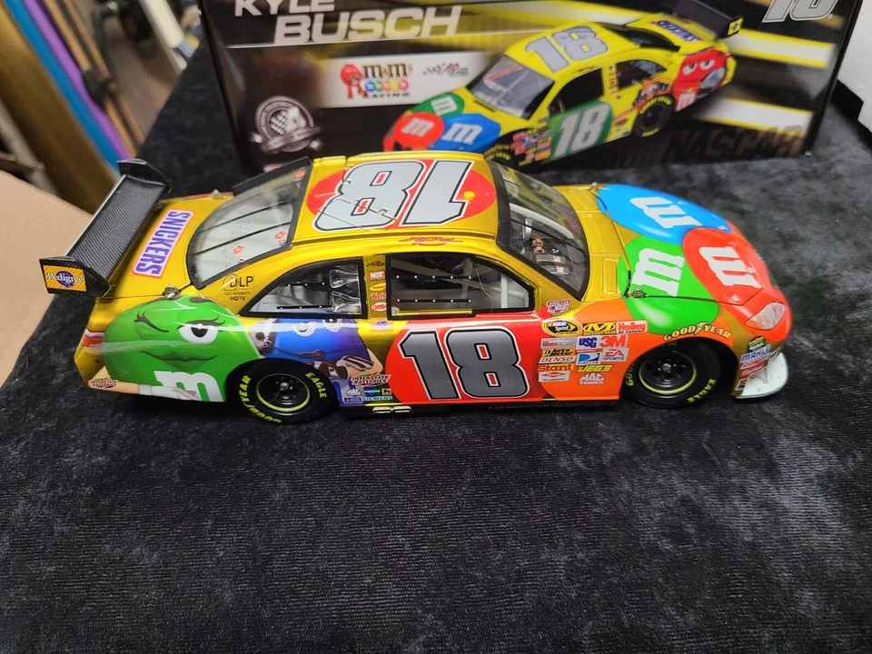 Toyota Camry Action 1:24 2008 Kyle Busch color líquido #18 M&M's ARC/4.306 Foto 4 de 4