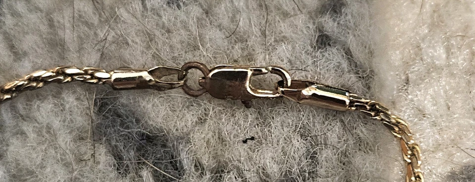 Living Memory Floating Charm Heart Locket Pendant Necklace Gold Magnetic Lock - Image 3 of 4