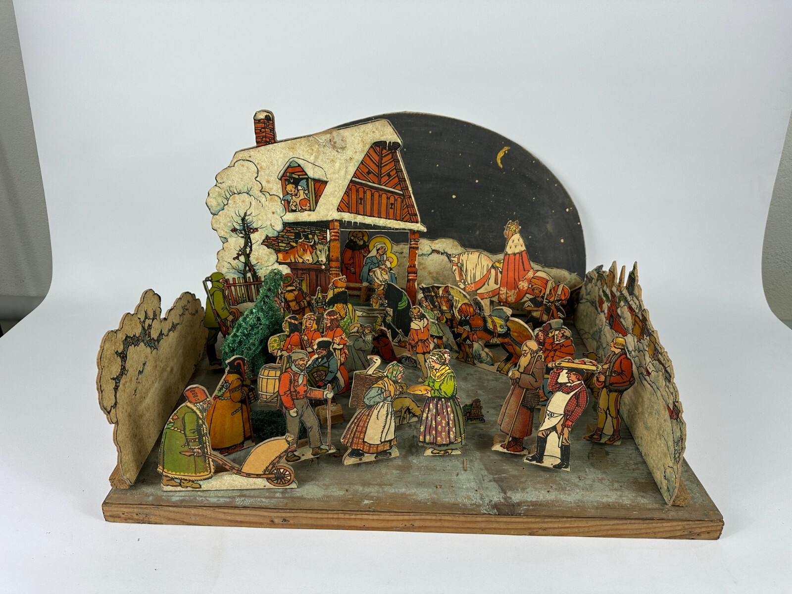 Große Antike Weihnachtskrippe um 1940 Krippe Holz Papier Figuren Weihnachten