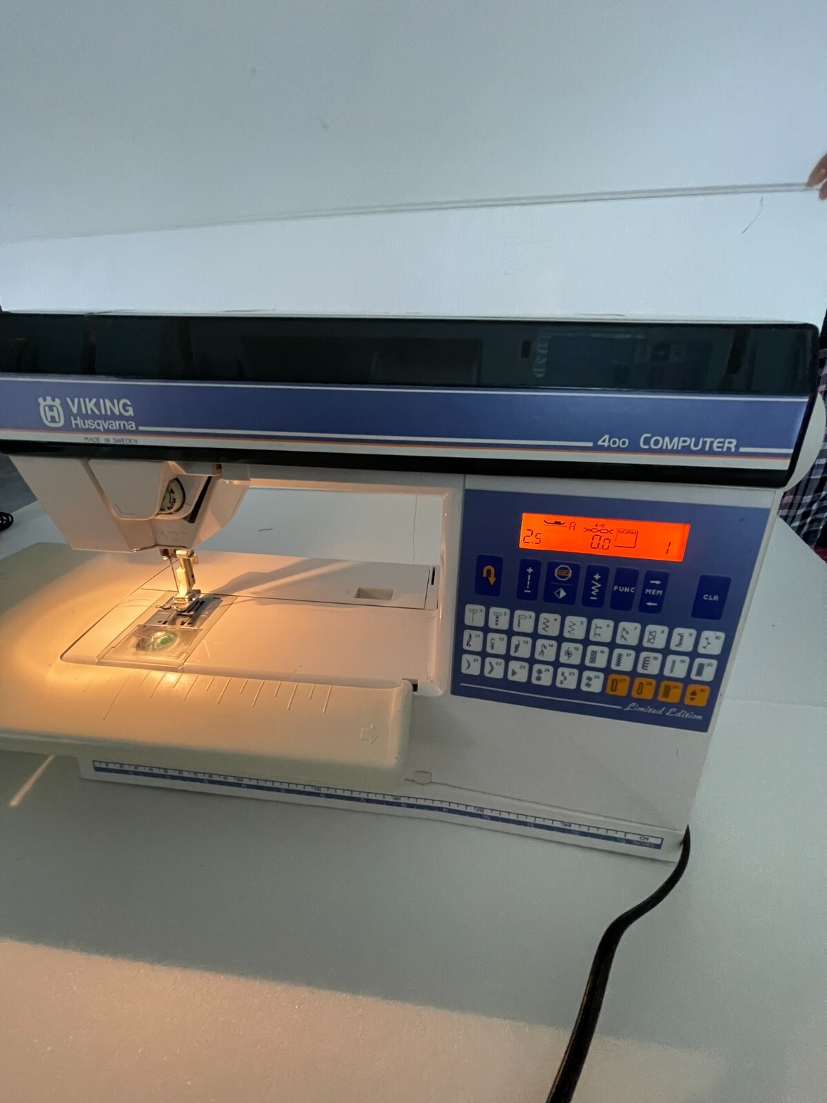 Husqvarna Viking 400 Computer Sewing Machine Made in Sweden ( No Pedal