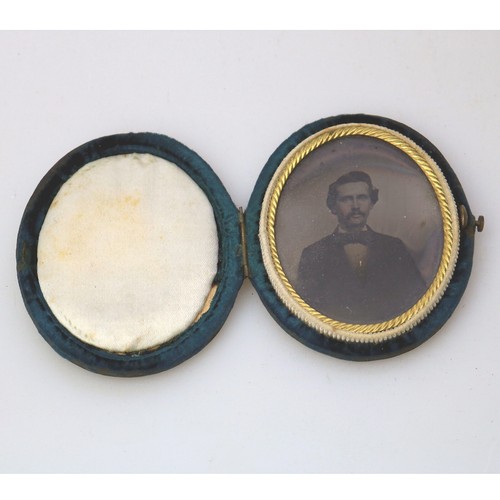 A small & oval antique Victorian daguerreotype in original velvet case C.1850's - Picture 2 of 6