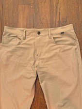 Travis Mathew Open To Close Caqui Beige Pantalones 34W x 32L Poliéster Golf Informal