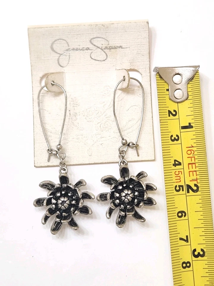 Nuevos pendientes colgantes firmados por Jessica Simpson con flores florales de plata  Foto 4 de 4
