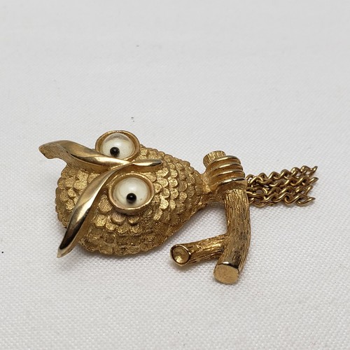 Vintage 1970s Avon Gold Tone Wise Guy Owl w/ Googly Eyes, Tassel Tail Brooch Pin - Picture 4 of 9