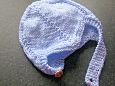 HANDGESTRICKTER BABYHELM in BLAU mit GRÖSSE NEW BORN (6)
