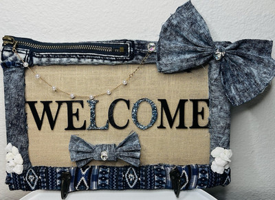 Singular WELCOME Decor Hanging Wall Sign for Keys, Hats, scarves