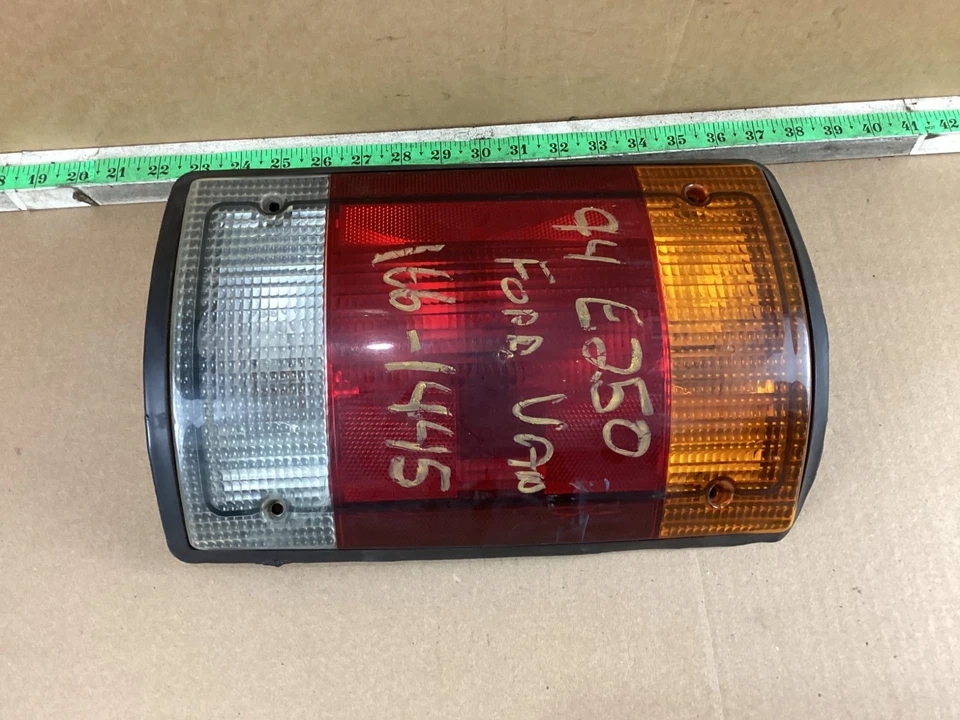Conjunto de luces traseras laterales derecho pasajero Ford E250 1992-1994 OEM Foto 4 de 4