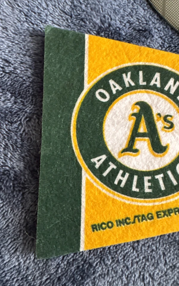 Mini banderín vintage con logotipo antiguo Oakland Athletics A’s MLB 9”x4” cascos botón de 6” Foto 2 de 4
