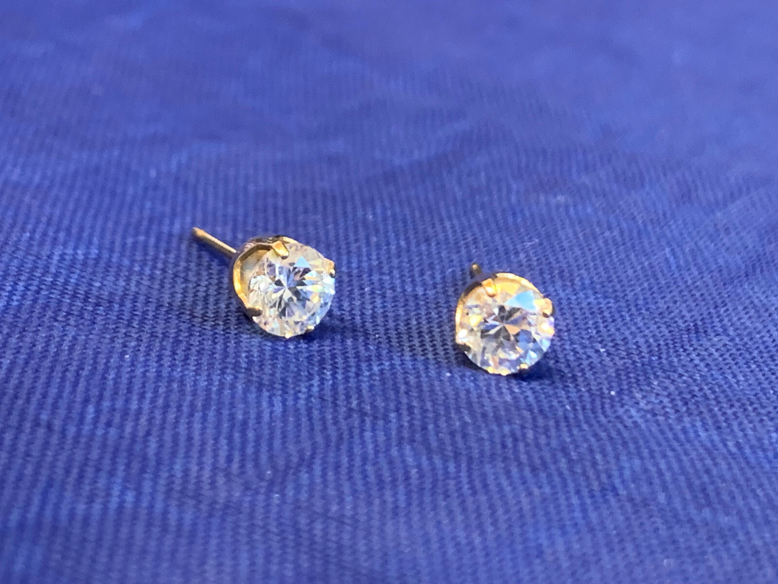 14K Yellow Gold Stud Earrings .90g Fine Jewelry Clear Stones Push Backs *READ*