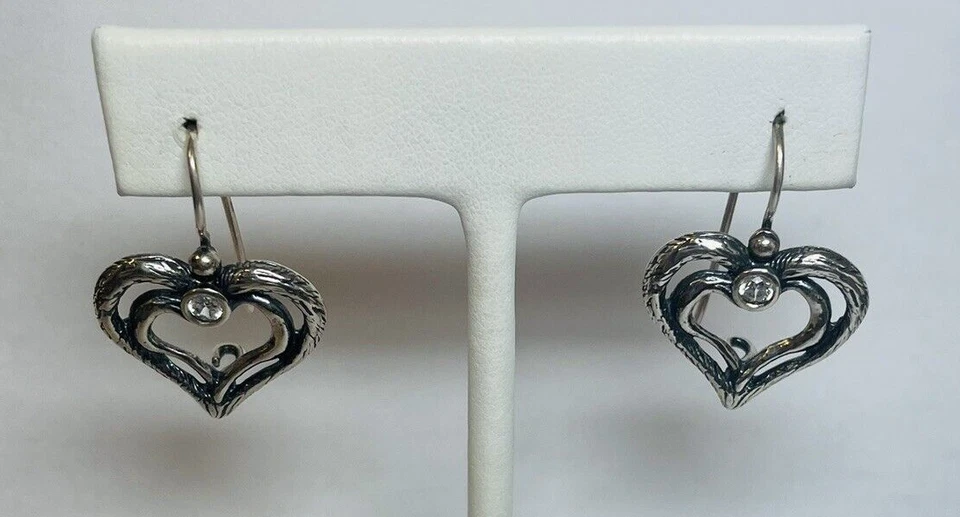 Pendientes Shablool Didae de plata de ley 925 martillados con doble corazón circonita cúbica Foto 3 de 4