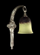 LEON HUGUE & SCHNEIDER : APPLIQUE ART DECO EN BRONZE ET TULIPE EN PATE DE VERRE