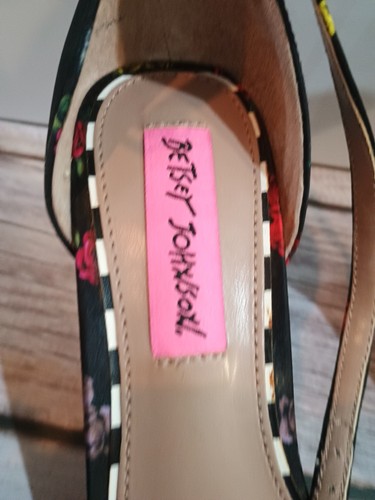 NWOT Betsey Johnson Black Size 6 Floral Heels Strap Sandal Dainty Fun Feminine - Picture 3 of 7