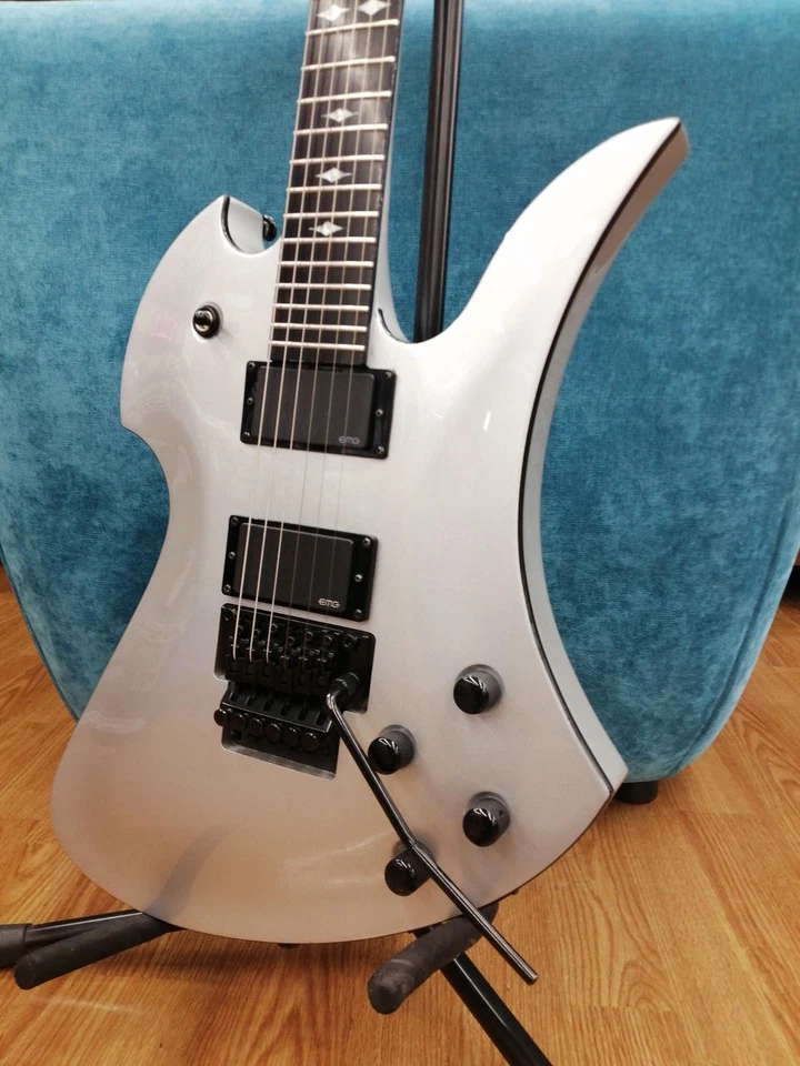 B.C.RICH MOCKINGBIRD PRO X White W/Gig bag Electric Guitar Used From Japan - Image 4 of 4
