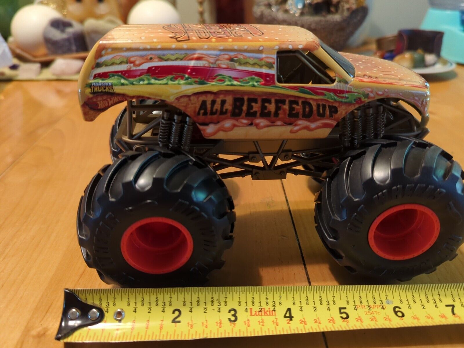 Hot Wheels Monster Trucks All BEEFED UP die-cast 1:24 Scale Vehicle with  Giant Wheels for Kids Age 3 to 8 Years Old Great Gift Toy Trucks Large  Scales