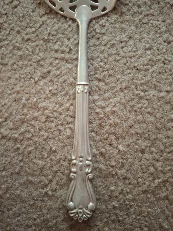 Vtg. Cape Cod Silverplated Cranberry Tomato Serving Spoon Knife Pre-owned Used. - Image 4 of 4