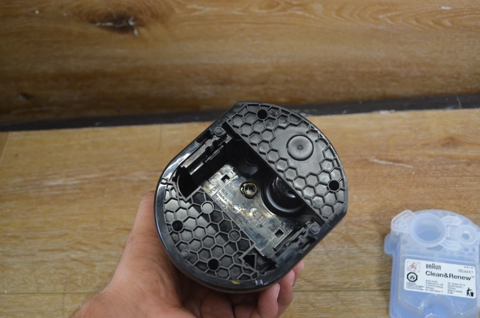 Braun Series 7 Shaver Clean & Charge Base Station No Power Cord - Image 4 of 4