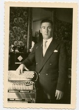 Uomo con fisarmonica Stradella, telefono, foto musica d'epoca