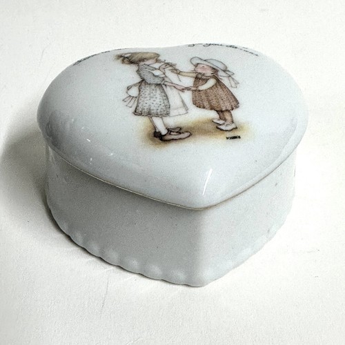 Vintage HOLLY HOBBIE Porcelain Trinket Box Heart Shape LOVE Collectible Home - Picture 6 of 10