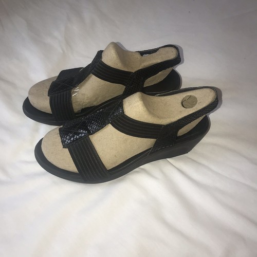 Munro USA ~ Art to Wear ~ Black Platform Slip On Walking Wedge Sandals Size 7.5 - Picture 5 of 10