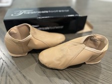Theatricals Footwear Jazz Shoes  Slip On  Nude  Size 5 M  NWT