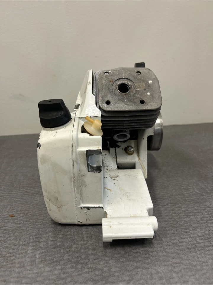 OEM USED STIHL 032AV CHAINSAW CRANKCASE, CRANKSHAFT, TANK, CYINDER, PISTON - Image 4 of 4