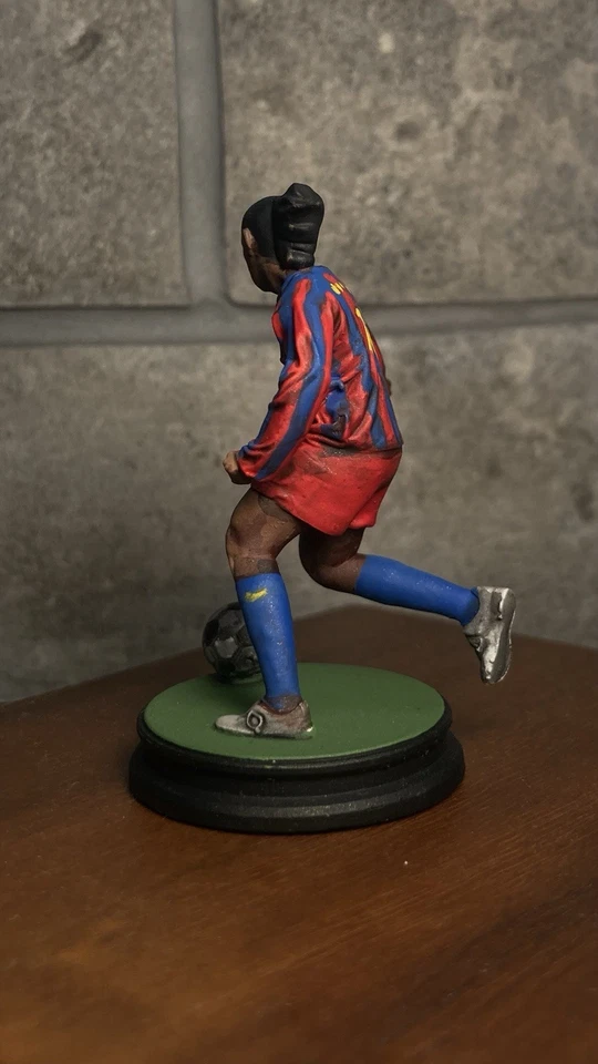 Statuetta Ronaldinho Gaucho Con La Maglia Del Barcellona 6cm Circa - Immagine 2 di 4