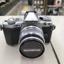 Olympus E-M5 II Mirrorless DSLR Lens Set