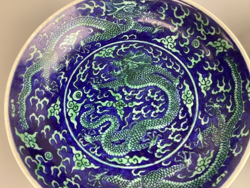 Chinese 19C Guangxu 清光緒 藍地黃彩龍戲珠紋盤一對 A pair of blue-ground yellow-glazed 'dragons - Picture 3 of 9