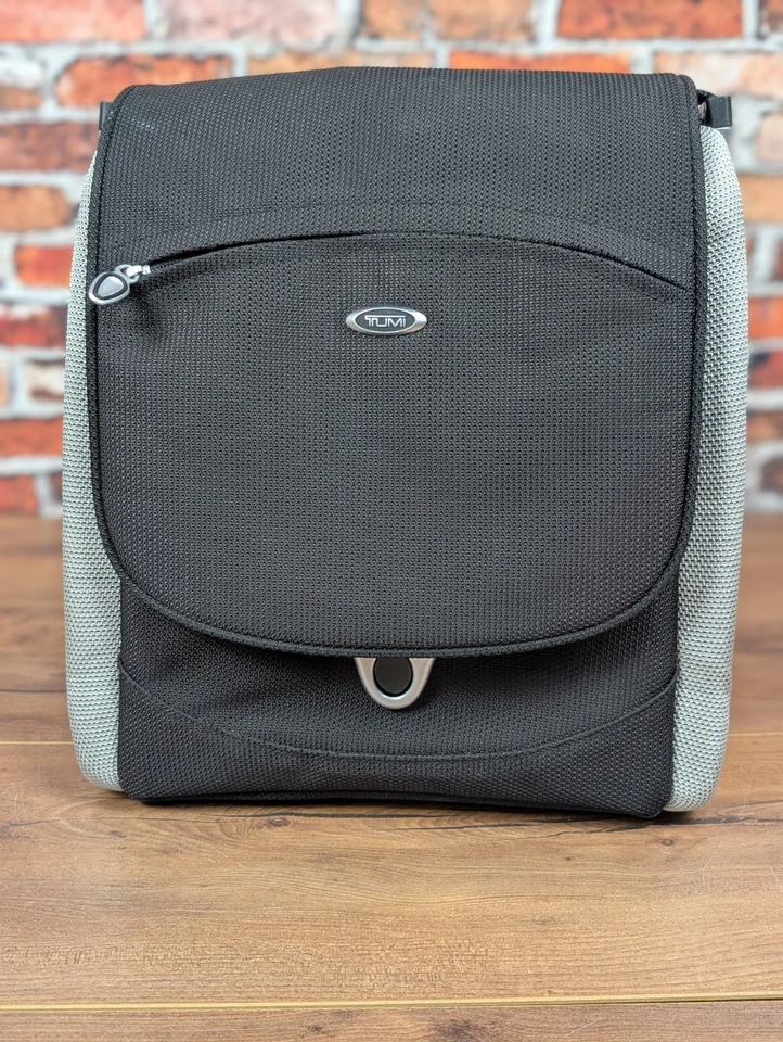 BOLSO DE VIAJE DE MANO TUMI APEX T3 MARCA LEXUS, negro y plateado.  ¡Casi como nuevo!! Foto 2 de 4