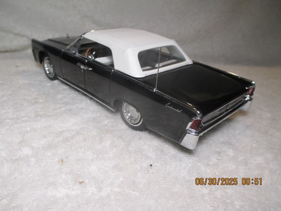 FRANKLIN MINT 1961 LINCOLN CONTINENTAL CONVERTIBLE IN BLACK/WHITE TOP 1/24TH - Image 2 of 4