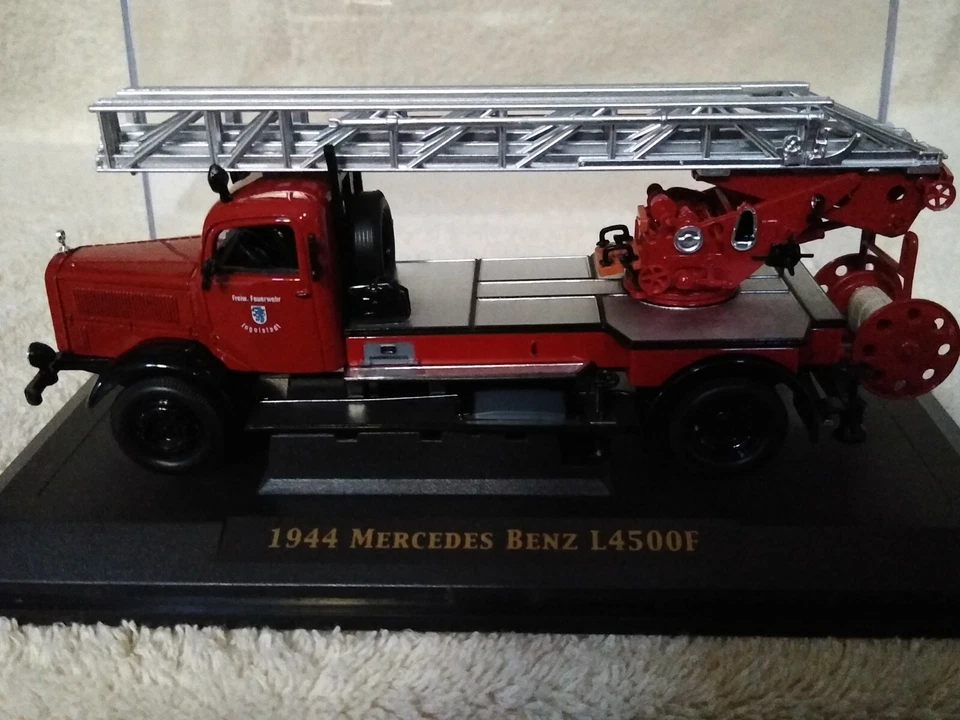 Signature Series 1944 Mercedes Benz L4500F 1:43 Open-box Item. - Image 4 of 4