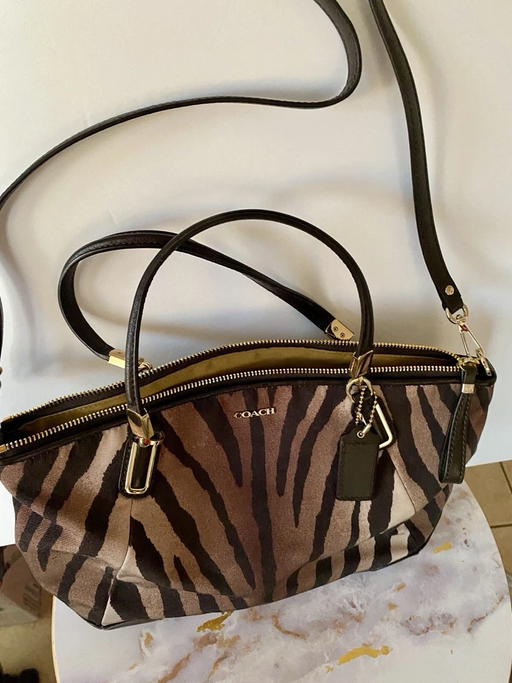 Auténtico Bolso Bandolera COACH Madison Kelsey Estampado de Cebra 28093 Foto 3 de 4